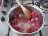 Cooking berries and sugar