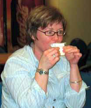 Lynne McIntyre, ESR Senior Scientist, tries out Crushpak® at a New Zealand Institute of Food Science and Technology meeting.